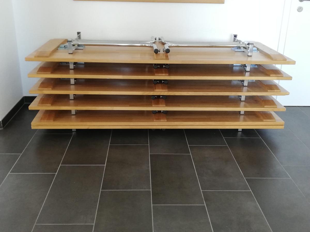 Six tables de six personnes