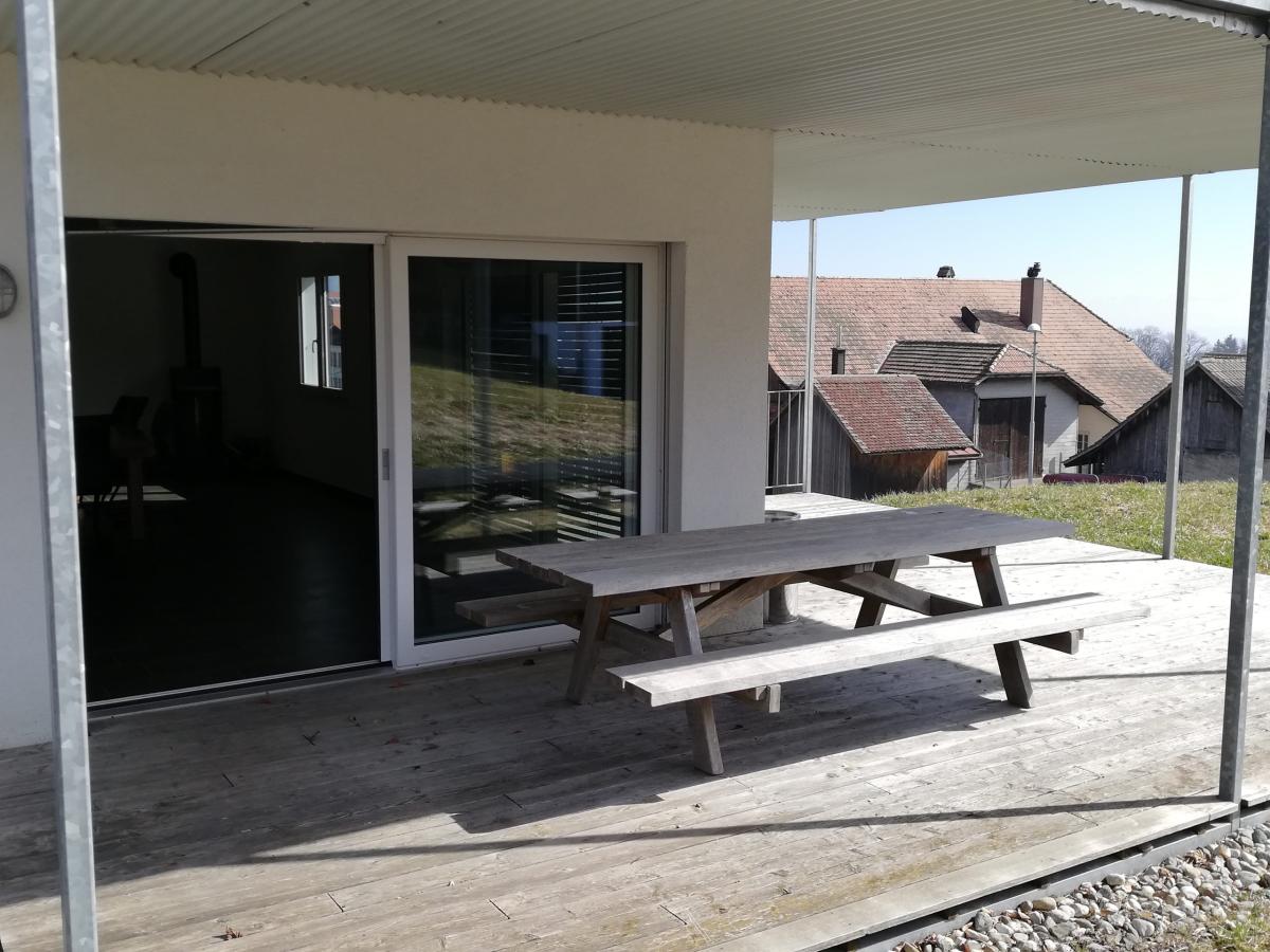 Terrasse couverte avec table