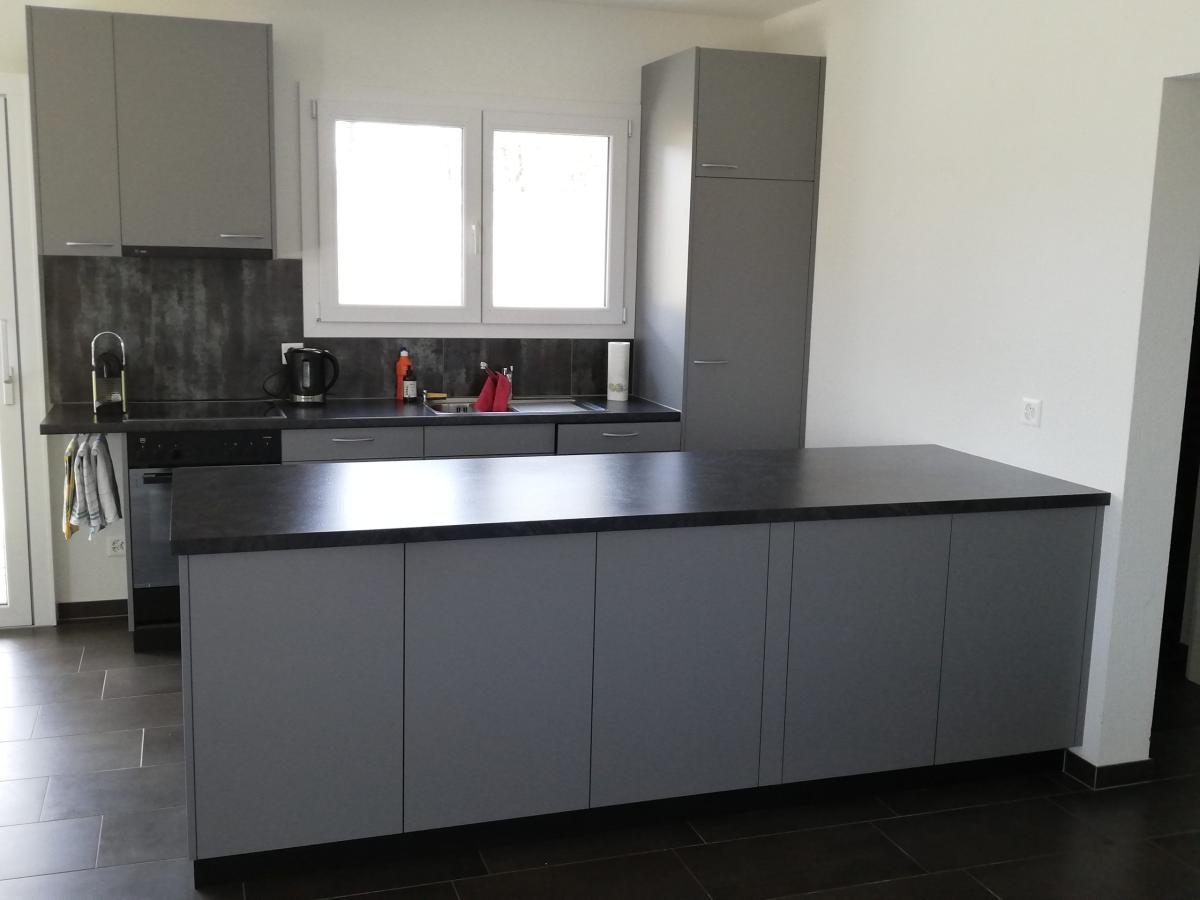 Cuisine équipée avec vaisselle pour 40 personnes, vitrocéram, bouilloire, machine à café compatible Nespresso, frigo, machine à laver