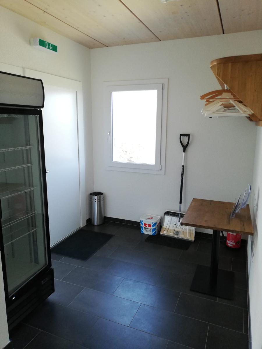 Entrée avec vestiaire et frigo grande capacité
